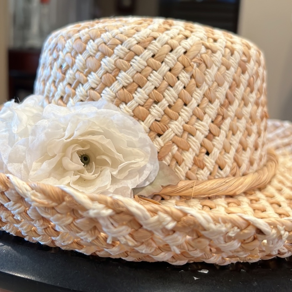 Gorgeous summer straw like hat with white flowers like new - Picture 10 of 17